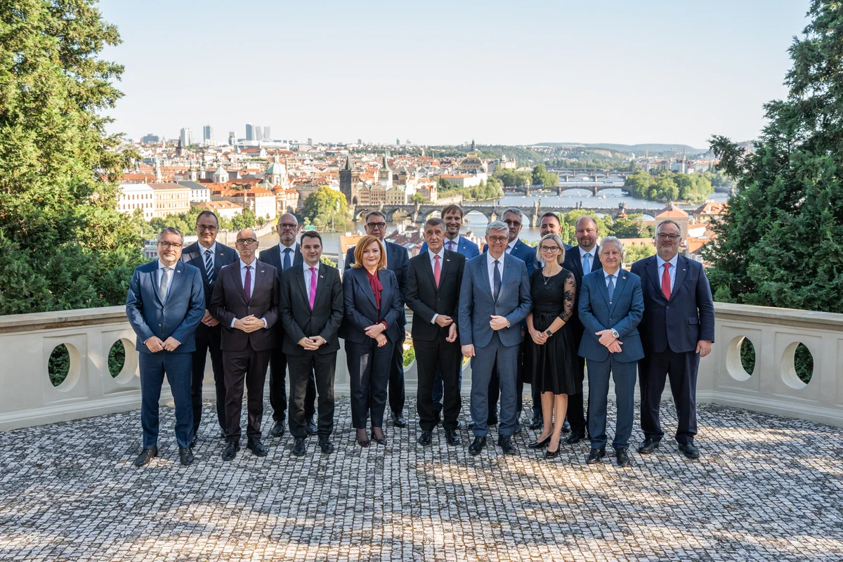 Společné foto vládního kabinetu premiéra A. Babiše, 9. července 2026.