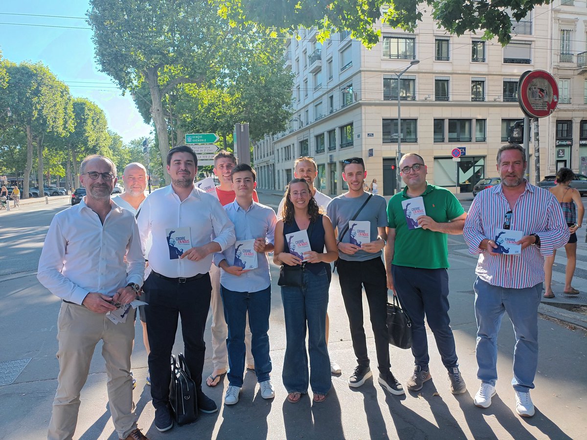 pberat's tweet photo. Quelques jours après le Grand meeting de Paris Arena, @HorizonsLyon en force dans les rues de #Lyon pour porter la parole d'Édouard Philippe ! #AvecEdouard #CroireEnNous https://t.co/pekg6H7myz