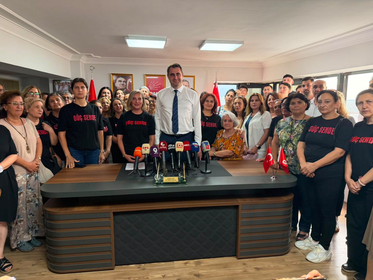 GucCagatay's tweet photo. CHP Seçilmiş İzmir Kadın Kolları İl Başkanımız Zahide Kurun ve yönetiminin görevden alındığı yönünde basına yansıyan haberlere ilişkin basın açıklamamızı gerçekleştirdik.

Kadınların yıllardır büyük emek ve özveriyle büyüttüğü örgütümüzü yok sayan hiçbir anlayışı kabul etmiyoruz. Bugüne kadar ilgili kişi ve kurullara herhangi bir resmi tebligat yapılmamıştır. Mutlak butlan süreci bahane edilerek örgütümüzün iradesinin hiçe sayılmasına ve kadınların emeğinin yok sayılmasına izin vermeyeceğiz.

Cumhuriyet Halk Partisi’nin gücü örgütünden, örgütün gücü ise kadınların, gençlerin ve tüm yol arkadaşlarımızın emeğinden gelir. Halkın iradesini ve örgütümüzün demokratik tercihlerini sonuna kadar savunmaya devam edeceğiz.