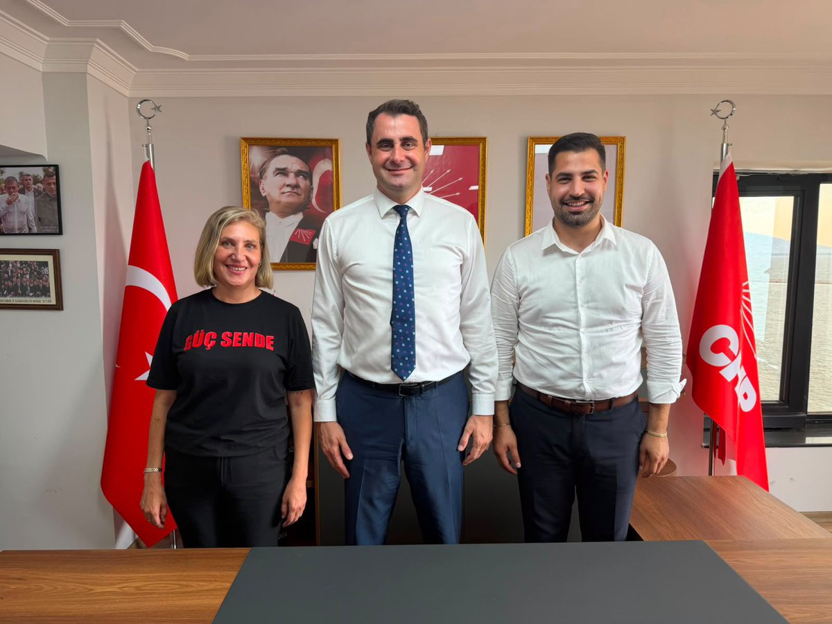 GucCagatay's tweet photo. CHP Seçilmiş İzmir Kadın Kolları İl Başkanımız Zahide Kurun ve yönetiminin görevden alındığı yönünde basına yansıyan haberlere ilişkin basın açıklamamızı gerçekleştirdik.

Kadınların yıllardır büyük emek ve özveriyle büyüttüğü örgütümüzü yok sayan hiçbir anlayışı kabul etmiyoruz. Bugüne kadar ilgili kişi ve kurullara herhangi bir resmi tebligat yapılmamıştır. Mutlak butlan süreci bahane edilerek örgütümüzün iradesinin hiçe sayılmasına ve kadınların emeğinin yok sayılmasına izin vermeyeceğiz.

Cumhuriyet Halk Partisi’nin gücü örgütünden, örgütün gücü ise kadınların, gençlerin ve tüm yol arkadaşlarımızın emeğinden gelir. Halkın iradesini ve örgütümüzün demokratik tercihlerini sonuna kadar savunmaya devam edeceğiz.