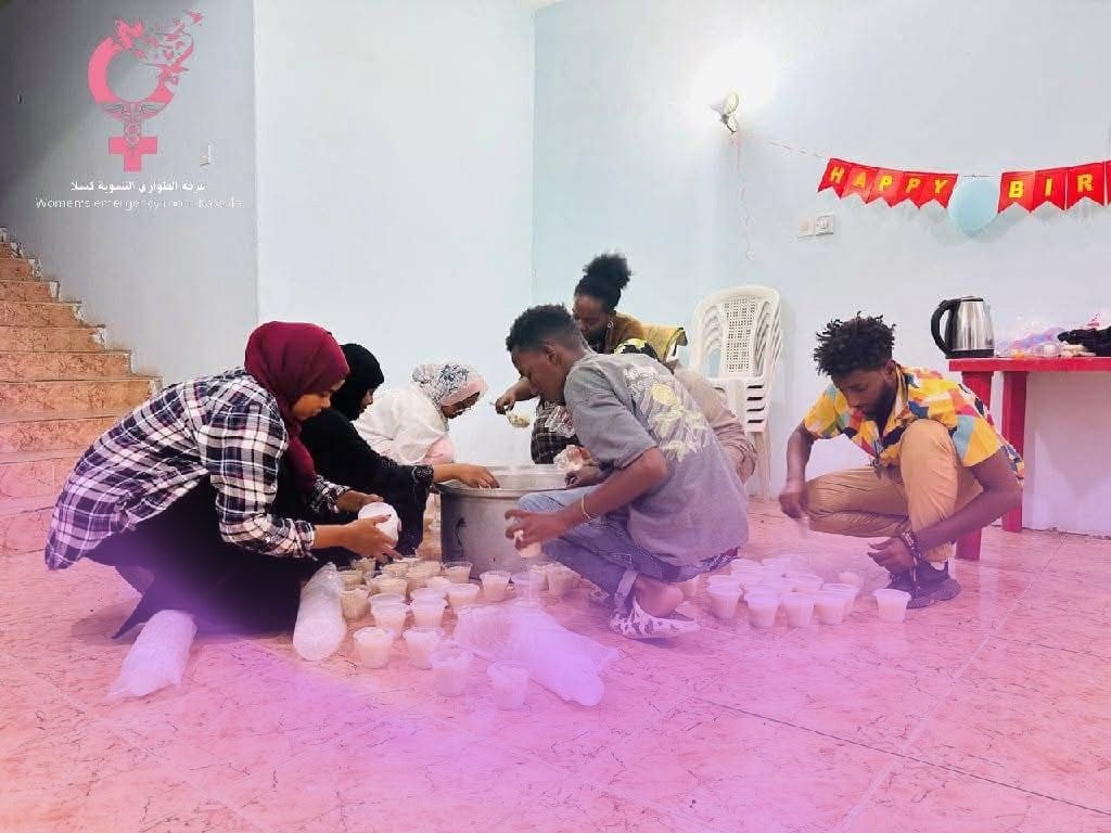 EmergencyWomenK's tweet photo. من الذاكرة | لأن الأطفال لا ينبغي أن يناموا جائعين.
في واحدة من أولى مبادراتنا، قدمنا 300 وجبة عشاء لأطفال الوافدين بمركز إيواء المستشفى المرجعي، إيمانًا بأن العطاء يصنع الأثر، وأن التضامن يمنح الأمل.
#حملة_من_الذاكرة #غرفة_الطوارئ_النسوية_كسلا #سند_البنيات https://t.co/nnHPCTFfa3
