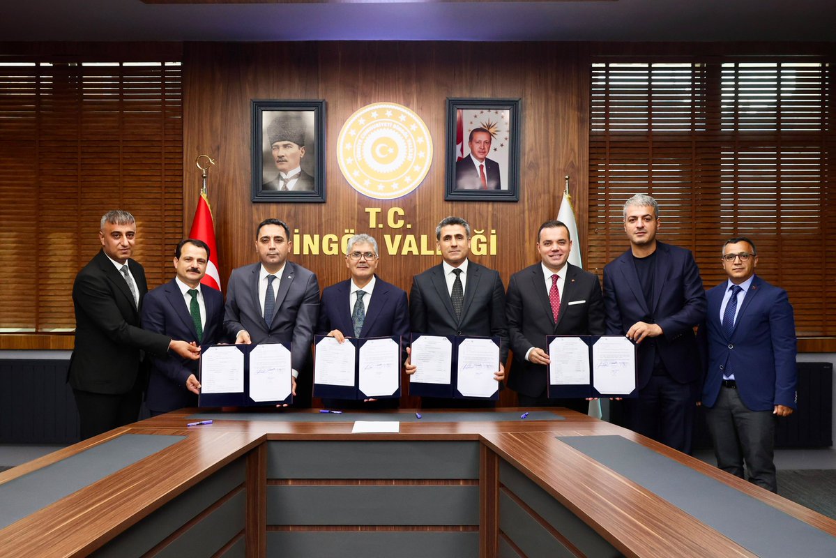 firatkalkinma's tweet photo. Bingöl Valisi Cahit Çelik başkanlığında düzenlenen törenle Ajansımız, Bingöl İl Özel İdaresi, Bingöl Belediyesi, Bingöl Ticaret ve Sanayi Odası arasında "Bingöl Üretim Odaklı Girişimcilik Atölyeleri Projesi" protokolü imzalandı.

Bingöl İŞGEM'de 13 yeni üretim atölyesi kurulacak. https://t.co/hcoQtpmYAU