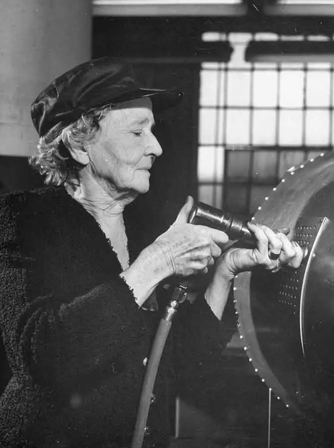 CorpBarnaby's tweet photo. 🇺🇸 James Longstreet’s wife, Helen Dortch Longstreet, helped build B-29 Superfortresses in WWII as a Rosy the Riveter. 

She was 80 years old. 

And she never missed a day of work.

LIFE Magazine actually photographed her. This is one of their photos.

Her husband was the commander who oversaw Pickett’s Charge. She helped build the type of machine that dropped the first atomic bomb. 

Wild.