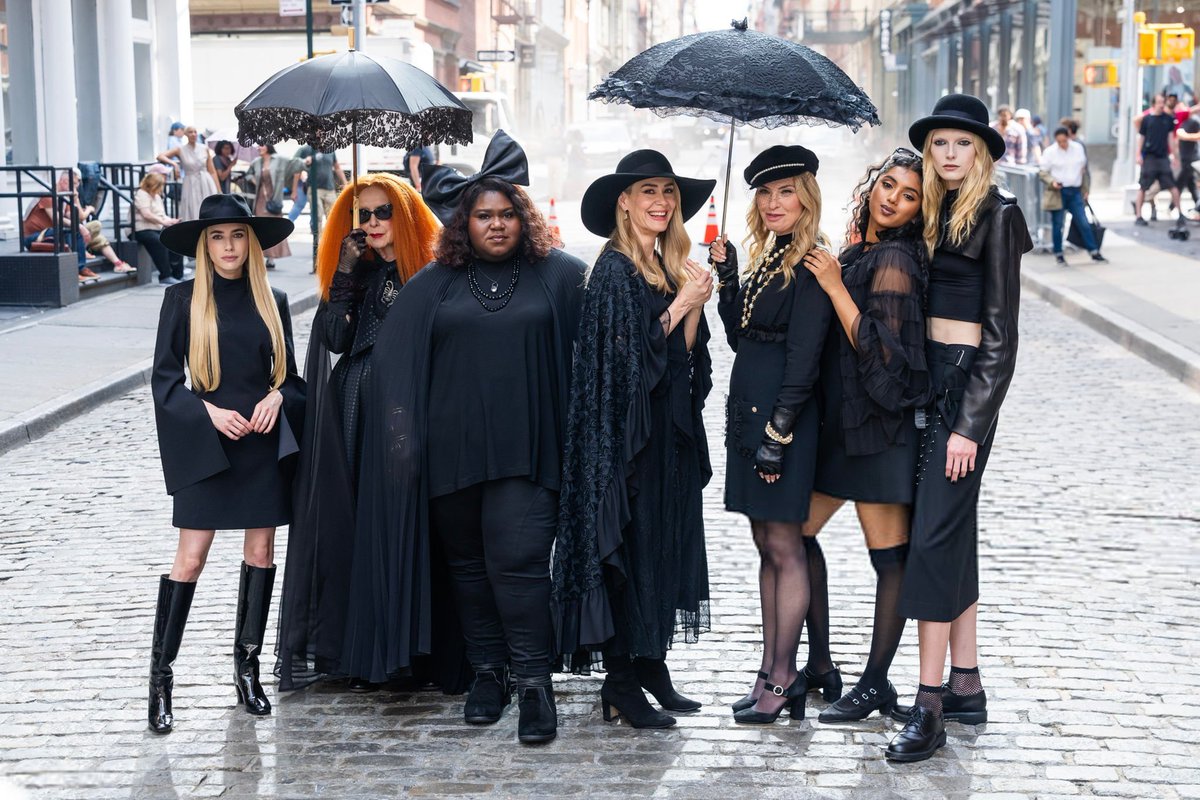 ahsfxoficial's tweet photo. SÃO ELAS! Mais fotos das filmagens de hoje de #AHS13 https://t.co/MxbG4RB5Qb