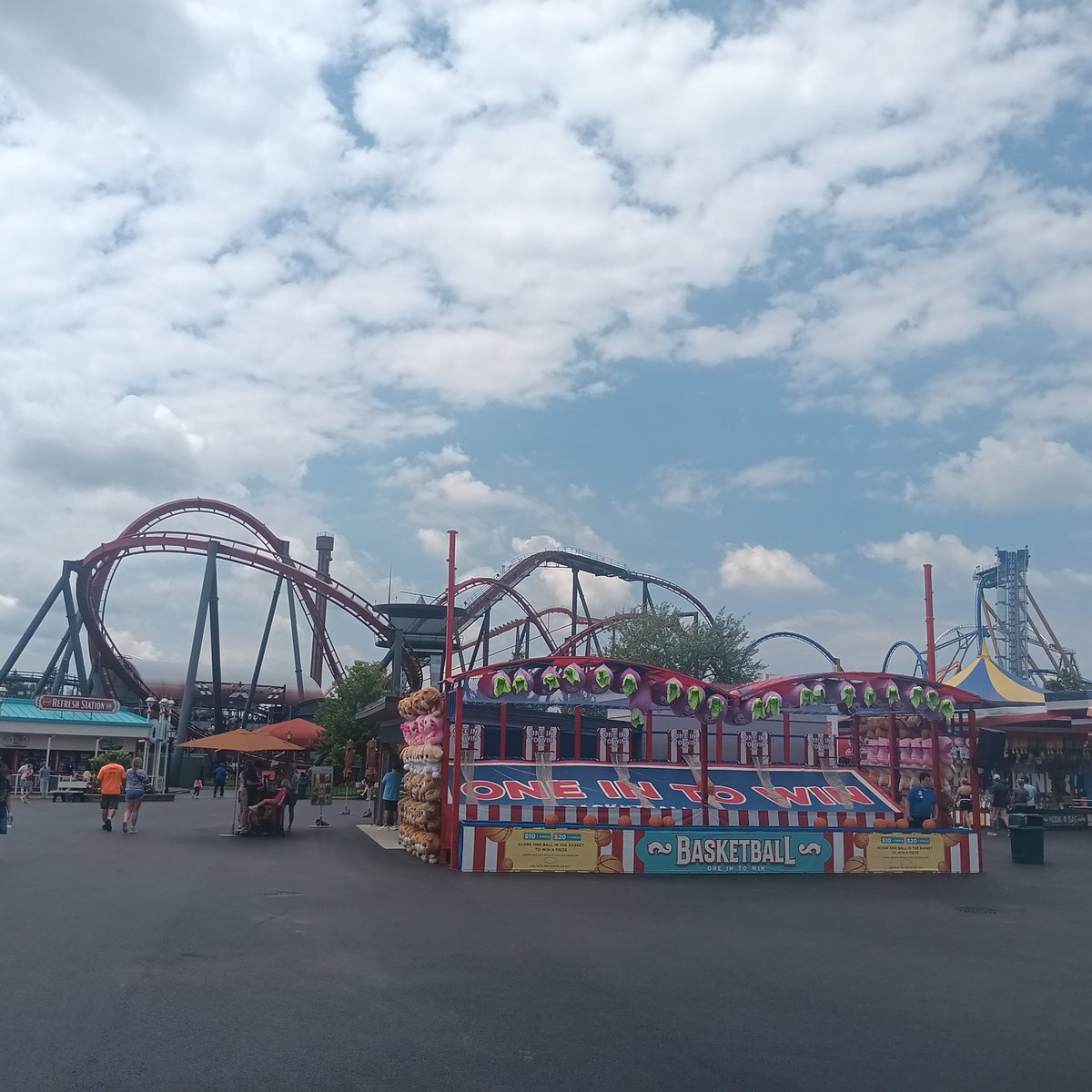 LeonardoWebr's tweet photo. Great America was so fun and no lines for the Demon or the Eagle. https://t.co/GjSi5uPxvr