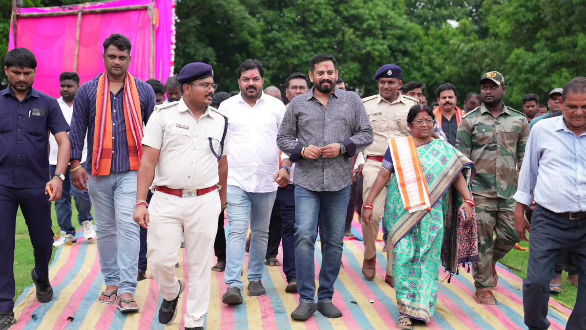 Himanshu4Odisha's tweet photo. ମାନ୍ୟବର ଯଶସ୍ୱୀ ପ୍ରଧାନମନ୍ତ୍ରୀ ଶ୍ରୀ ନରେନ୍ଦ୍ର ମୋଦୀ ଜୀଙ୍କ ଆହ୍ୱାନ “ଏକ ପେଡ୍ ମା' କେ ନାମ” ଅଭିଯାନରେ ସାମିଲ ହୋଇ, ଆଜି ସିଂହାପୁର ଗ୍ରାମପଞ୍ଚାୟତ ଅନ୍ତର୍ଗତ ଦନେଇପୁର ଠାରେ ଆୟୋଜିତ ୭୭ତମ ବନ ମହୋତ୍ସବ–୨୦୨୬ ଅବସରରେ ମିୟାୱାକି ପଦ୍ଧତିରେ ବୃକ୍ଷରୋପଣର ଶୁଭାରମ୍ଭ କାର୍ଯ୍ୟକ୍ରମରେ ଯୋଗଦେଇ ବୃକ୍ଷରୋପଣ କରିବାର ସୌଭାଗ୍ୟ ଲାଭ କଲି...

ବୃକ୍ଷ କେବଳ ପରିବେଶକୁ ସବୁଜ କରେ ନାହିଁ, ବରଂ ଆଗାମୀ ପିଢ଼ି ପାଇଁ ଏକ ସୁସ୍ଥ ଓ ସୁରକ୍ଷିତ ଭବିଷ୍ୟତର ଭିତ୍ତି ସୃଷ୍ଟି କରେ। ଆସନ୍ତୁ, ଆମେ ସମସ୍ତେ ନିଜ ଧରିତ୍ରୀ ମାତା ଓ ନିଜ ମା'ଙ୍କ ସମ୍ମାନାର୍ଥେ ଅତି କମରେ ଗୋଟିଏ ଗଛ ଲଗାଇବା ଏବଂ ତାହାର ଯତ୍ନ ନେଇ ପ୍ରକୃତିର ସୁରକ୍ଷା ପାଇଁ ସଂକଳ୍ପବଦ୍ଧ ହେବା।ଏହି କାର୍ଯ୍ୟକ୍ରମରେ ବିଜେପି ବିହାର ଯୁବ ମୋର୍ଚ୍ଚାର ରାଜ୍ୟ ସାଧାରଣ ସମ୍ପାଦକ ଶ୍ରୀ ସୀମନ୍ତ ଶେଖର, ଜିଲ୍ଲା ସଭାପତି ଶ୍ରୀମତୀ ଦେବଯାନୀ ପ୍ରଧାନ, ବନ ବିଭାଗର ଅଧିକାରୀଗଣ, ଅନ୍ୟାନ୍ୟ ସରକାରୀ ଅଧିକାରୀ ଓ ବହୁ ସଂଖ୍ୟକ ସ୍ଥାନୀୟ ବାସିନ୍ଧା ଉପସ୍ଥିତ ଥିଲେ...

#EkPedMaaKeNaam #VanMahotsav2026 #MiyawakiForest #TreePlantation  #NarendraModi