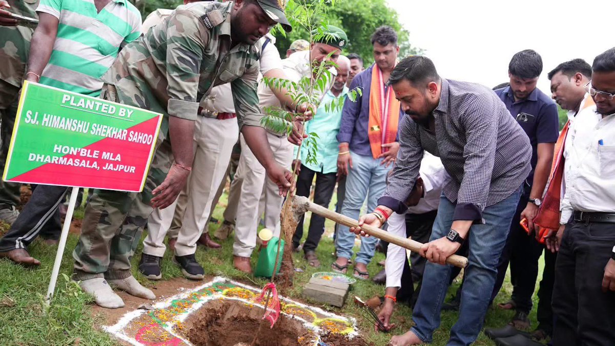 Himanshu4Odisha's tweet photo. ମାନ୍ୟବର ଯଶସ୍ୱୀ ପ୍ରଧାନମନ୍ତ୍ରୀ ଶ୍ରୀ ନରେନ୍ଦ୍ର ମୋଦୀ ଜୀଙ୍କ ଆହ୍ୱାନ “ଏକ ପେଡ୍ ମା' କେ ନାମ” ଅଭିଯାନରେ ସାମିଲ ହୋଇ, ଆଜି ସିଂହାପୁର ଗ୍ରାମପଞ୍ଚାୟତ ଅନ୍ତର୍ଗତ ଦନେଇପୁର ଠାରେ ଆୟୋଜିତ ୭୭ତମ ବନ ମହୋତ୍ସବ–୨୦୨୬ ଅବସରରେ ମିୟାୱାକି ପଦ୍ଧତିରେ ବୃକ୍ଷରୋପଣର ଶୁଭାରମ୍ଭ କାର୍ଯ୍ୟକ୍ରମରେ ଯୋଗଦେଇ ବୃକ୍ଷରୋପଣ କରିବାର ସୌଭାଗ୍ୟ ଲାଭ କଲି...

ବୃକ୍ଷ କେବଳ ପରିବେଶକୁ ସବୁଜ କରେ ନାହିଁ, ବରଂ ଆଗାମୀ ପିଢ଼ି ପାଇଁ ଏକ ସୁସ୍ଥ ଓ ସୁରକ୍ଷିତ ଭବିଷ୍ୟତର ଭିତ୍ତି ସୃଷ୍ଟି କରେ। ଆସନ୍ତୁ, ଆମେ ସମସ୍ତେ ନିଜ ଧରିତ୍ରୀ ମାତା ଓ ନିଜ ମା'ଙ୍କ ସମ୍ମାନାର୍ଥେ ଅତି କମରେ ଗୋଟିଏ ଗଛ ଲଗାଇବା ଏବଂ ତାହାର ଯତ୍ନ ନେଇ ପ୍ରକୃତିର ସୁରକ୍ଷା ପାଇଁ ସଂକଳ୍ପବଦ୍ଧ ହେବା।ଏହି କାର୍ଯ୍ୟକ୍ରମରେ ବିଜେପି ବିହାର ଯୁବ ମୋର୍ଚ୍ଚାର ରାଜ୍ୟ ସାଧାରଣ ସମ୍ପାଦକ ଶ୍ରୀ ସୀମନ୍ତ ଶେଖର, ଜିଲ୍ଲା ସଭାପତି ଶ୍ରୀମତୀ ଦେବଯାନୀ ପ୍ରଧାନ, ବନ ବିଭାଗର ଅଧିକାରୀଗଣ, ଅନ୍ୟାନ୍ୟ ସରକାରୀ ଅଧିକାରୀ ଓ ବହୁ ସଂଖ୍ୟକ ସ୍ଥାନୀୟ ବାସିନ୍ଧା ଉପସ୍ଥିତ ଥିଲେ...

#EkPedMaaKeNaam #VanMahotsav2026 #MiyawakiForest #TreePlantation  #NarendraModi