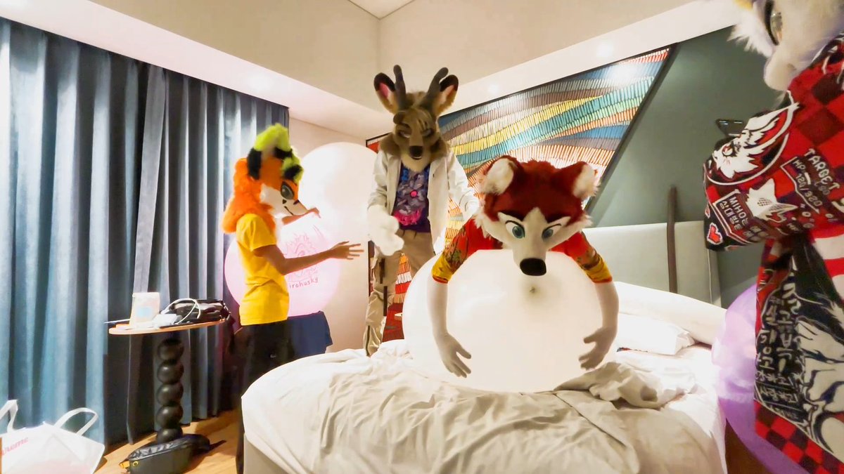 Cleowolfdrag's tweet photo. 'I can't be that heavy,
For a 36 inch balloon that supports 3 fur together'
#looner #Furries #balloon https://t.co/rUTvcaptXS