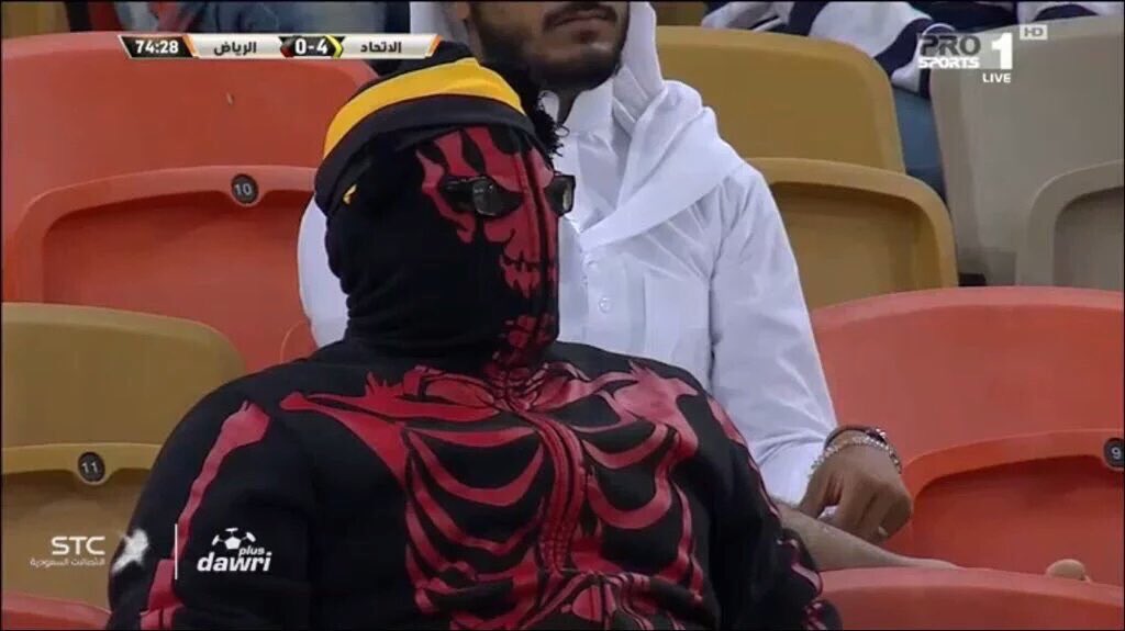 JstMsh's tweet photo. هذا من عجائب مدرج الاتحاد

ليه قرر يلبس سبايدرمان من بيته للملعب وليه جالس لحاله وليه الفريق فايز 4 وهو مصنم واللي وراه مرسم والوضع طبيعي

انا بديت اقتنع ان 90% من جمهور الاتحاد فلسع بسبب هالنادي
باقي منهم 10% بيفلسعون هالموسم

#اوقفوا_تعطيل_الاتحاد https://t.co/jUp5rkP8RN