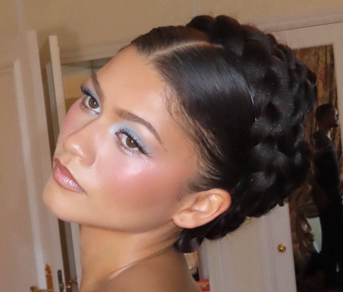 badestoutfit's tweet photo. zendaya’s glam by ernesto castillas during the odyssey promo https://t.co/N20T3rUjrd