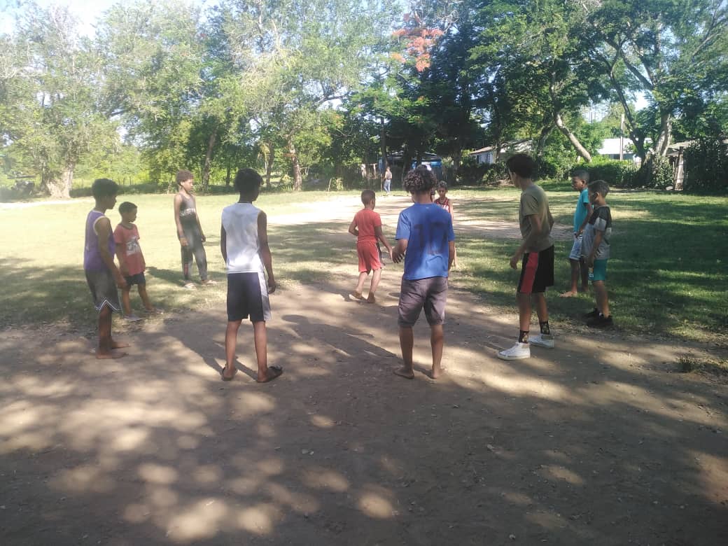 DMasivos's tweet photo. Culmina con éxito el evento de fútbol correspondiente a los Juegos Escolares Municipales 
#RíoCauto
@BarceloOrt92635 
@BorgesOlivero 
@BTornes33933 
@GalanCuba 
@EspinosaRi77647 https://t.co/LZwJILyWFy