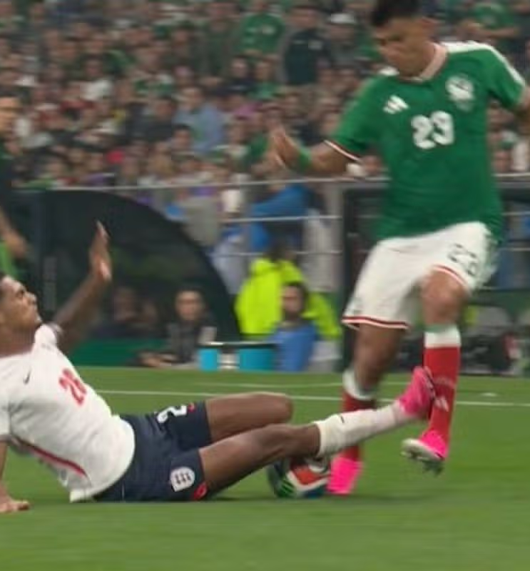 AwayDaysFB's tweet photo. Foot to shin pads after hitting the ball - 2 Game Ban

Studs down the back of a players legs - Not even a yellow card

We just want consistency... 🤦🏼‍♂️ https://t.co/h81a37plS2