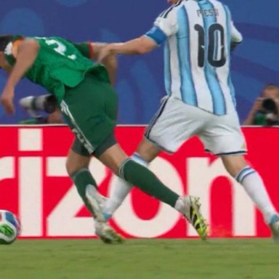 AwayDaysFB's tweet photo. Foot to shin pads after hitting the ball - 2 Game Ban

Studs down the back of a players legs - Not even a yellow card

We just want consistency... 🤦🏼‍♂️ https://t.co/h81a37plS2