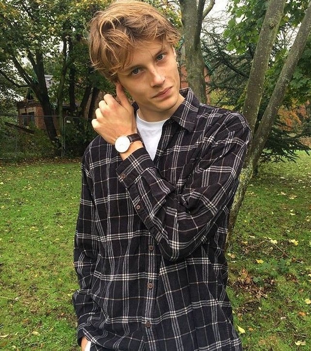 HER0ACDEMY's tweet photo. 𝗭evon 𝗠arkov / @markoveins
𝗶𝖽𝖺𝖽𝖾: 18 anos.
𝗹𝖾𝗀𝖺𝖽𝗈: Tara Markov.
𝘀𝖾𝗑𝗎𝖺𝗅𝗂𝖽𝖺𝖽𝖾: sem rótulo. 
𝘁𝗎𝗋𝗆𝖺: primeiro ano.
𝗽𝗋𝗈𝗇𝗈𝗆𝖾𝗌: ele/dele. https://t.co/CPgIsDtyrY