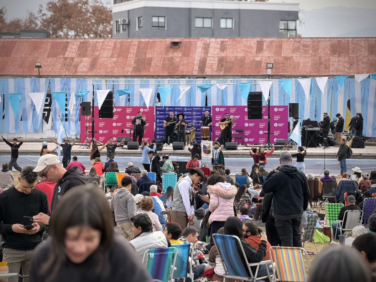 TadeoGZ's tweet photo. Música, baile, comidas típicas y el encuentro de siempre para celebrar un nuevo Día de la Independencia. 🇦🇷

Así vivimos la Peña de la Independencia en #GodoyCruz https://t.co/IaqnnQqD3Y