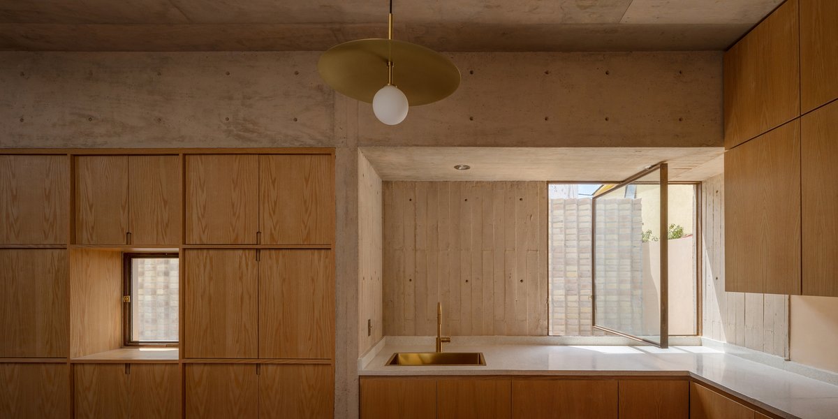 arqcommx's tweet photo. Una casa común en Naucalpan renació sin borrar su pasado. 
Casa Gardenias, de Vrtical, reutiliza muros y cimentaciones existentes combinándolos con concreto aparente, acero oxidado y luz natural para crear un refugio privado donde memoria y construcción dialogan. https://t.co/bEANjW7OY0