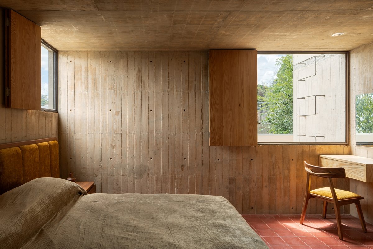 arqcommx's tweet photo. Una casa común en Naucalpan renació sin borrar su pasado. 
Casa Gardenias, de Vrtical, reutiliza muros y cimentaciones existentes combinándolos con concreto aparente, acero oxidado y luz natural para crear un refugio privado donde memoria y construcción dialogan. https://t.co/bEANjW7OY0