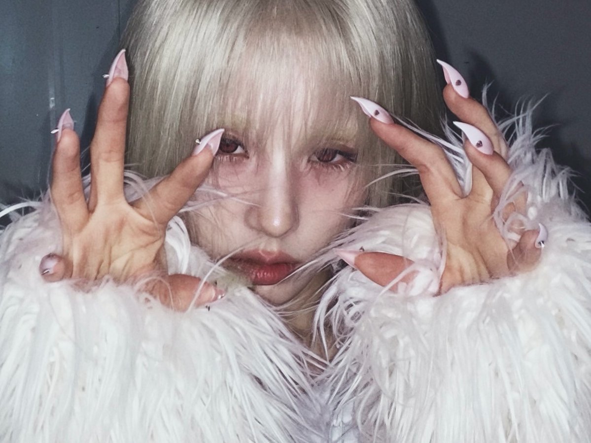 hyunvicore's tweet photo. tem umas fotos da heejin nessa era que se eu passo rápido sempre penso que é um xlov https://t.co/aviIBDX13O