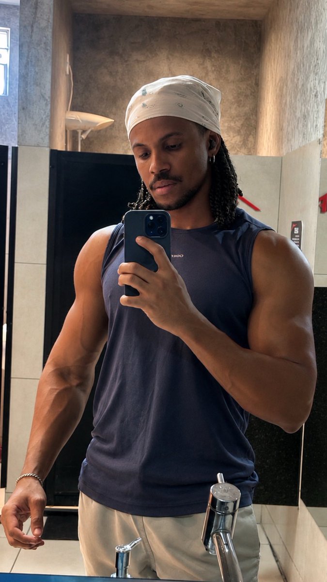 Pretiin____'s tweet photo. Dia de tetas + ombretas 👍🏾✅ https://t.co/wuOZE7o6Ll