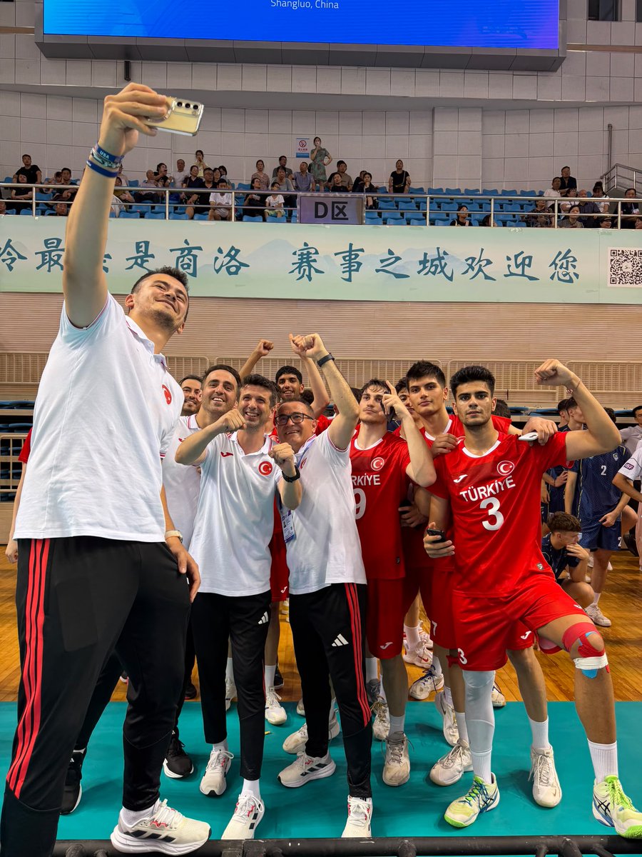 MemYenimahalle's tweet photo. Dünya yine Türk voleybolunun!
Yarı finalde Çin'i 3-0, finalde Yunanistan'ı 3-2 mağlup eden TVF Spor Lisesi, 2026 ISF Dünya Liseler Arası Voleybol Şampiyonu oldu! 🌍🥇
Daha önce 5 kez kazandığı dünya şampiyonluğuna bir yenisini ekleyen okulumuzu yürekten kutluyor,tebrik ediyoruz. https://t.co/DR1JVWNtxJ