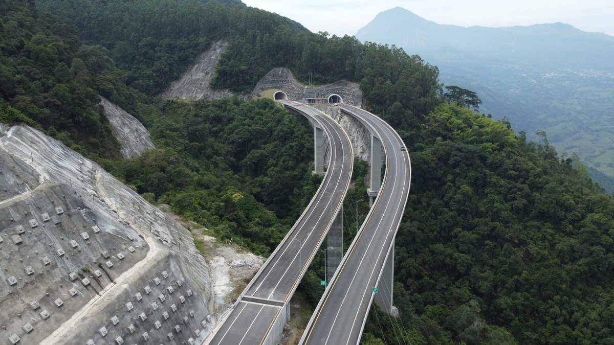Teleantioquia's tweet photo. 🚨 El gobierno de Gustavo Petro termina con una deuda de $3,4 billones con Antioquia, recursos nacionales pendientes para obras de infraestructura. Entre los proyectos afectados están el Túnel del Toyo, Pacífico 1, el Metro de la 80 y varios corredores viales que continúan a la espera de financiación o mantenimiento del Estado.

Según autoridades departamentales y locales, la falta de estos recursos obligó a asumir parte de las inversiones para evitar la parálisis de proyectos estratégicos. Ahora será el gobierno entrante el que deberá definir cómo garantizar la continuidad de estas obras.
