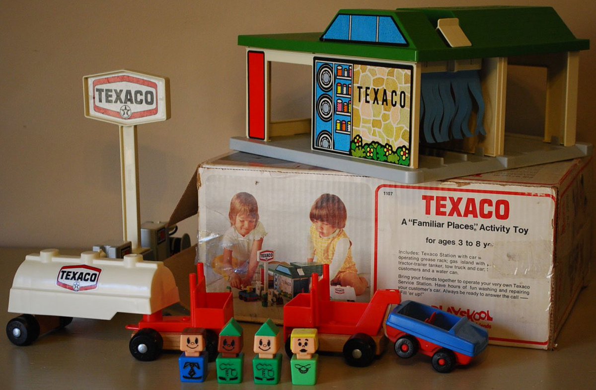 lilyslabo's tweet photo. and the texaco gas station https://t.co/w6dup1b2n2