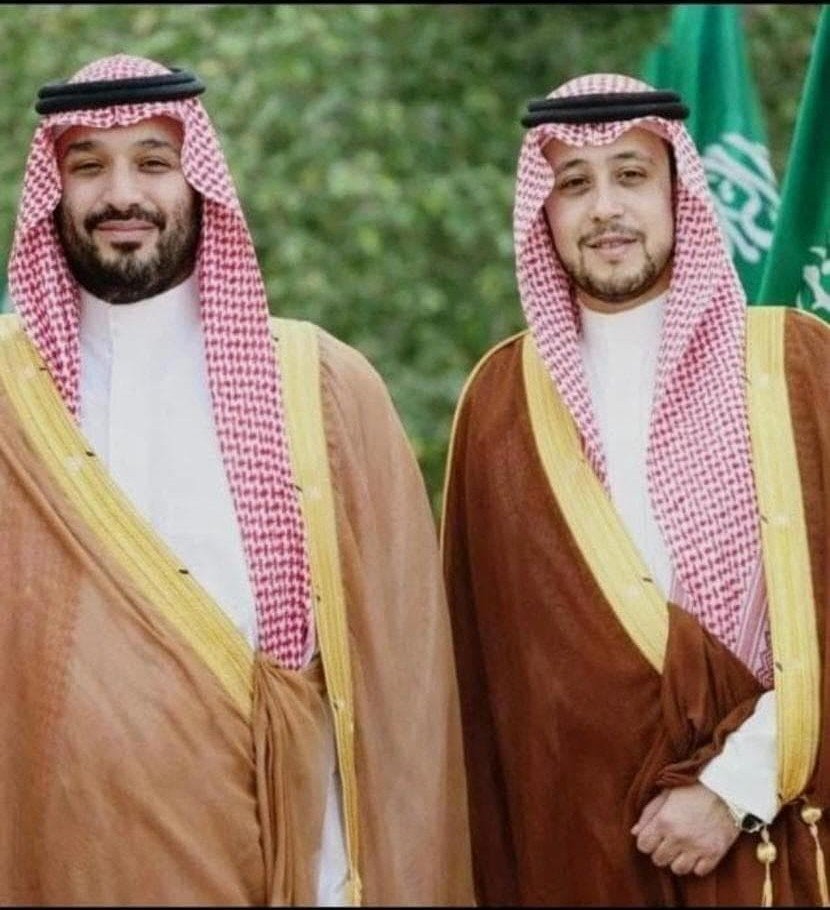 iSsS_6s's tweet photo. 🇸🇦👑 :

السلام عليكم 
مسالخير على الجميع ،، 

صورة  + مقال قصير + 
قصيدة + ختام وخروج مؤقت.

______

يظهر بالصوره  :

جلالة الملك / عبدالعزيز بن عبدالرحمن 
( أبوتركي ) جعله بالجنه  ،، 🇸🇦

ثم أحفاده :

سيدي صاحب السمو الملكي الأمير//
 محمد بن سلمان بن عبدالعزيز آل سعود 

 - ولي العهد  - رئيس مجلس الوزراء - 
 - حاكم الشرق الأوسط

مهندس الرؤيا وحاكم الإنس والجان ،،
ومروّض الشرق والغرب.

___ 

وعن يمينه : 

شخص لا يبحث عن الإعلام او بمعنى أصح لا يهتم، 
المهم عنده مافي رأسه من دهاء، وسعاطير، ونجاح
وهو ابن العم المقرب والصديق والرفيق والعضيد 
والمستشار لولي العهد 🇸🇦👑 ،، 

سيدي صاحب السمو الملكي الأمير // 
فهد بن تركي بن فيصل بن تركي الأول 
بن عبدالعزيز آل سعود

- حفظه الله ورعاه -

______

اخيراً : 

[ العظيم ابو سلمان وفهد الاسطورة ]
____

ضرغام يحكم له مواقيت وأزمان 
ويمينه طيرٍ يحتزم فيه للضروره 

ولي عهدٍ يعطي إيعاز بإتقان 
وشويره فهدٍ تهابه الخطوره 

فارس يشاور فارس الأمس والآن 
ياحظ ابوسلمان ب فهد الضروره .

لو كسرى شاف وجودهم كان قد حان
ميعاد موته وينتهي كل ، دوره 

هذا محمد قدوة الكل يا فلان 
ويمينه فهدٍ كل فعوله محفوره 

كنهم وطن على هيئة انسان 
وكنهم تحالف والنهاية مخبوره 

نصرٍ وعز واعتزاز بالأوطان 
وبوجودهم تهدأ كل امور الخطوره 

وياللي تشاهدني خذها مني الآن
شوف الدهاة وبتعترف بالخطوره 

اما انا جعلي فدا ملوك الأزمان 
والله لفداهم بعروقي الجسوره

ماعندي اسياد ولا عندي امتنان 
وما اجامل العابر لا ، واستلذ الخطوره 

اسيادي اثنينٍ ولا غير الأثنان  
(محمد ) ولد سلمان ( وفهد ) الاسطورة 

والله وتالله ان محبتهم أطنان 
وفي منتصف عقلي قناعه محفوره .

_____

بن سلطان.

[[ ختاماً أنا أعلم ما أقول ]] 📍.