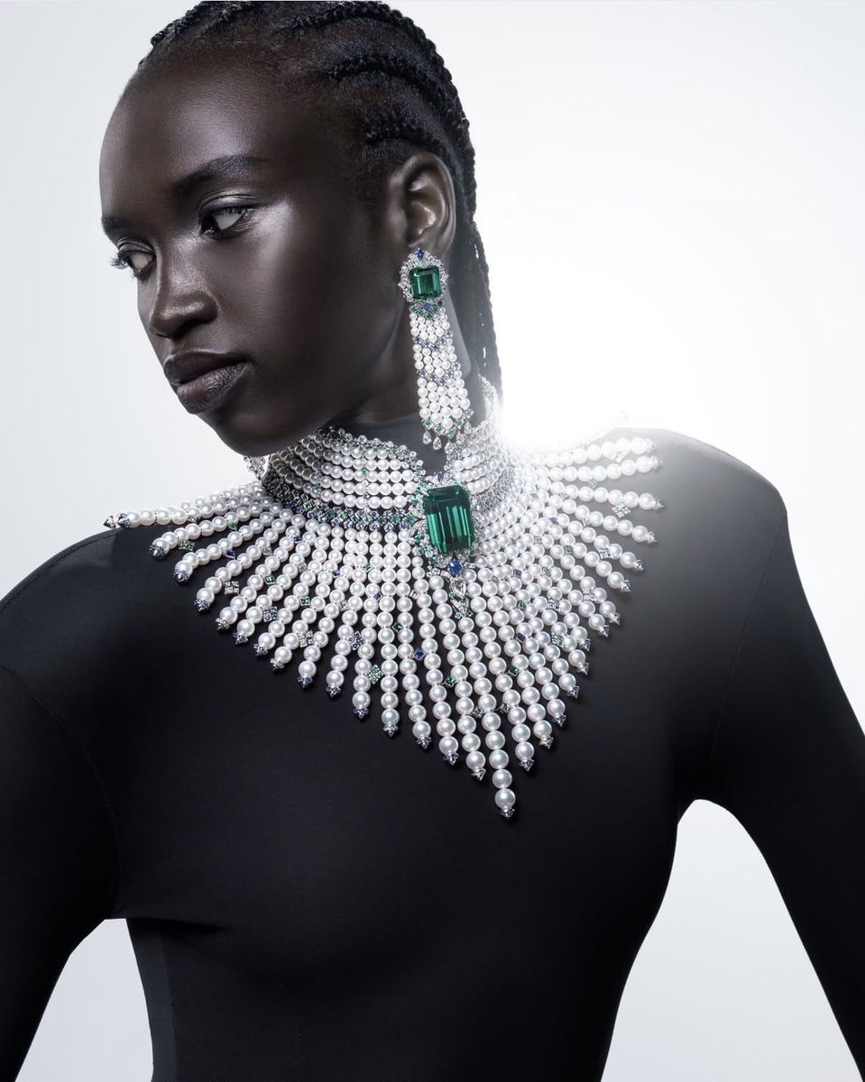 L'éclat Solaire radiates brilliance from the neck to the