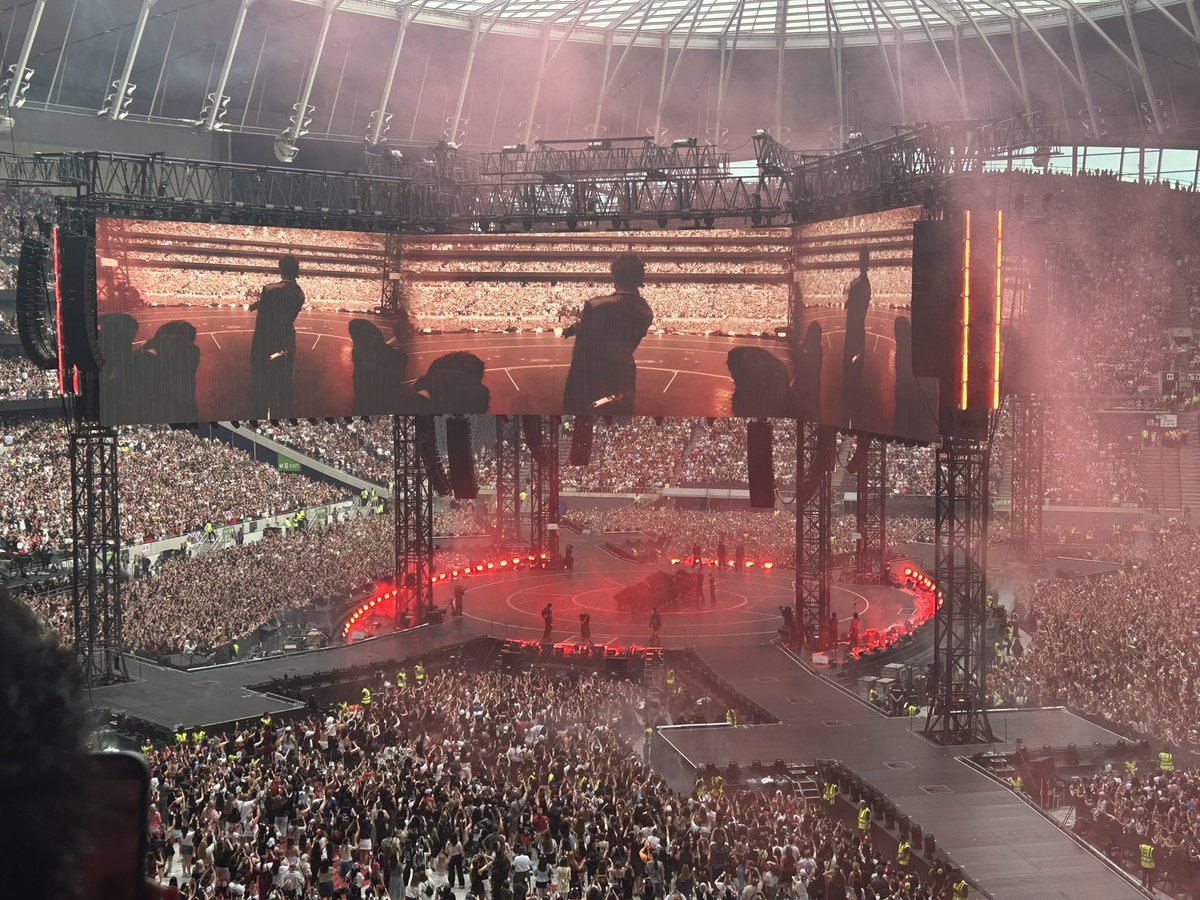 archive_purple's tweet photo. The London concerts were so amazing!!!! I’ve lost my voice. 
Sorry for the delay in updating the website but between the concerts then work, I’ve only now found the time. Apologies if I’ve missed anything. As I find more I’ll add them on. It feels surreal!!! I waited so long, it was my first BTS Concert, I can’t believe it’s over already! 
Website and archive have been updated. Next stop is Munich on the 11th and 12th of July. Both concerts start 8pm local time (3am KST). Have fun 🤩