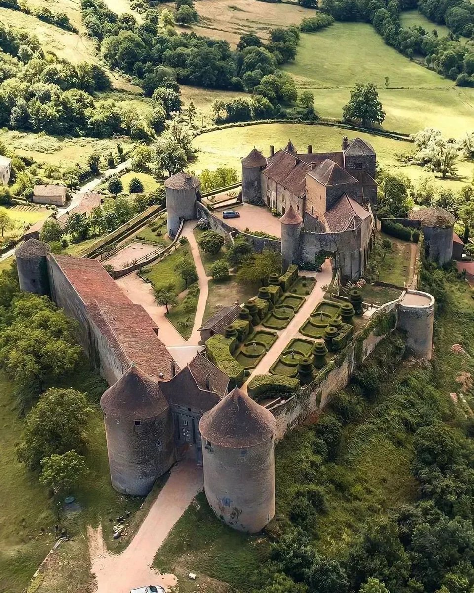 earthviewss1's tweet photo. Chateau de Berzé-le-Châtel 🏰
France 🇫🇷 https://t.co/8QkMZa7dWs