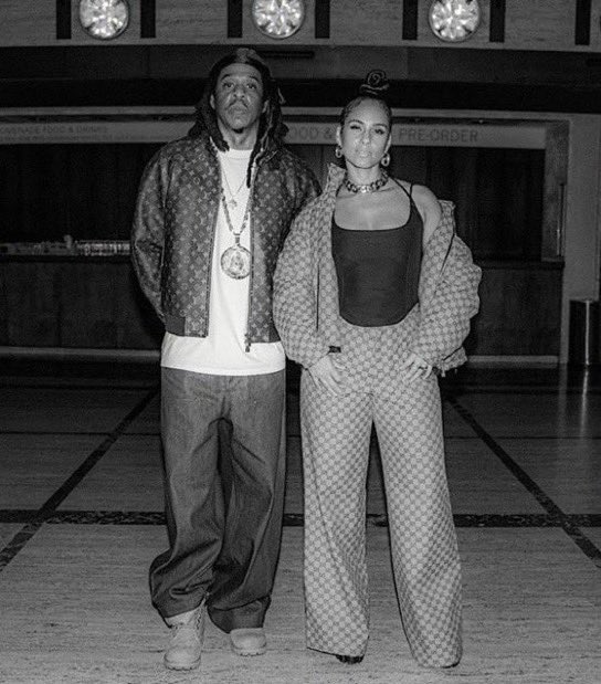 AliciaKeysDaiIy's tweet photo. “Empire State of Mind” by Jay-Z and Alicia Keys returns to the top 100 on the global Spotify Chart with 1.5 million streams today. 🗽 https://t.co/iwawOWq8bD