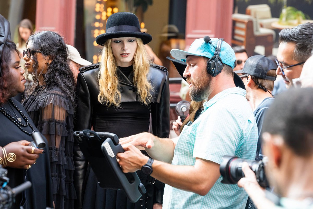 ahsfxoficial's tweet photo. 🚨 Alex Consani como a bruxa Morwenna nas filmagens de #AHS13 hoje! https://t.co/pLhhqLgLq2