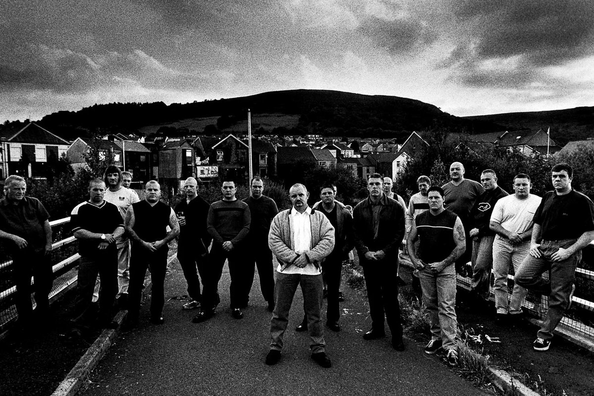 mrtktypv's tweet photo. Fotoğrafçı Jocelyn Bain Hogg’un 90'lı yıllarda çektiği efsanevi İngiliz gangster fotoğrafları nadide bir sergiyle gün yüzüne çıkıyor.

1997 yılında bir dergi çekimiyle başlayan ve üç yıl süren bu sıra dışı proje, "The Firm" adıyla Leica Gallery London'da sergilenecek. Suç dünyasının en gizli ve korkulan isimlerinin güvenini samimiyetiyle kazanan Bain Hogg, bu sert dünyayı hiçbir kurgu olmadan, tamamen olduğu gibi fotoğrafladı.

Sergiye dair öne çıkanlar: 

🎞️ Karanlık Oda Baskıları: Sergilenecek eserler, fotoğrafçının sarı-siyah orijinal Kodak arşiv kutularında onlarca yıl bozulmadan saklanan ve kendi elleriyle bastığı orijinal fotoğraflardan oluşuyor. 

✍️ Arşiv Değeri: Dijital çağda artık nadir rastlanan bir detay olarak, baskıların arkasında Bain Hogg’un ıslak imzası, kaşesi ve el yazısıyla düştüğü notlar yer alıyor.