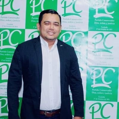 EmilianoCHM69's tweet photo. Partido Conservador: propone condiciones democraticas y observación internacional para que se celebren en #Nicaragua elecciones libres y transparentes en el 2027

🆘También sugiere el regreso de los exiliados, , reintegración familiar y que se garantice, la libertad y la seguridad ciudadana 

El joven conservador Marvin Martínez, presidente del Partido Conservador (PC) , elevó su voz desde Nicaragua, donde planteó propuestas desde ese partido de cara a la devolución de los partidos políticos que el régimen Ortega Murillo, canceló hace varios años quitándole a la ciudadanía la opción de contar con una variada competencia electoral y transparente; asi cómo sus diversas propuestas  en futuros planes  de gobierno.
“Actualmente la oposición política partidaria es inexistente o muy desarticulada, debido a la
ilegalización de varias organizaciones políticas, esto ha contribuido al deterioro de la democracia
y la libertad del país”, sostiene el joven conservador valientemente en una Nicaragua, donde opinar y proponer desde la oposición puede provocarte la cárcel o el
destierro.
“En este año preelectoral, se ha generado muchos rumores; han existido gestiones e intenciones, tanto del estado como de la oposicion,
sobre una posible apertura democrática, incluyendo la posible reversión de las cancelaciones de
las personerías jurídicas y posibles nuevos partidos políticos. En el pulso político esto generaría
un escenario y un giro muy significativo, que provocaría una reconfiguración inmediata del mapa
electoral nacional”, asegura Marvin Martínez.
LA DEMOCRACIA ES ELEMENTAL PARA UNA SANA COMPETENCIA ELECTORAL 
Martínez plantea que si se van a devolver las personerias jurídicas o van a nacer nuevos partidos políticos, estas deben venir acompañadas de cambios demográficos, donde se respeten las reglas del juego electoral y la vida política del país.
“Las devoluciones de personerías jurídicas, son insuficientes para resolver la crisis que vive el
país, desde el Partido Conservador PC, sugerimos que estas devoluciones deben ser
acompañadas con cambios fundamentales.
Una competencia democrática real, que conlleve a elecciones libres, justas y transparentes”, plantea Martínez.
En ese mismo escenario sostiene que también “debería de reconsiderarse la reintegración familiar y el retorno de los Nicaragüenses en el exilio,
garantizando, la vida, la seguridad y la libertad de estos.
La movilización ciudadana, debería de ser una de las acciones fundamentales también para
generar concientización y crear una alternativa real de cambio”, sugiere el
Político conservador. 
Insistió que al revertirse las cancelaciones ejecutadas de las organizaciones políticas por el Consejo Supremo Electoral; sin duda
alguna aliviaría la presión política interna y mejoraría las relaciones diplomáticas entre el gobierno de Ortega y la comunidad internacional.
“Los Conservadores históricamente hemos existido, desde el nacimiento de la Republica, y en
algunos momentos claves del país, hemos sido puentes de paz, desarrollo y libertad para los
Nicaragüenses”  recordó Martínez.
De acuerdo al conservador, el Partido  observador trata de modernizarse y fortalecerse siempre  desde los principios democraticos y advierte que también han sobrevivido del manoseo del antiguo presidente de esa organización política, Alfredo César.
“Ante las adversidades que hemos vivido como Nicaragüenses, también hemos lidiado con el
intento de manoseo interno por parte del Alfredo Cesar, intentando tener el control del partido; 
al punto de inventar un presidente paralelo a fines a sus necesidades y alejados de la voluntad
de la Gran Convención, máxima autoridad en las tomas de decisiones” afirmó Martínez.
@prensa505