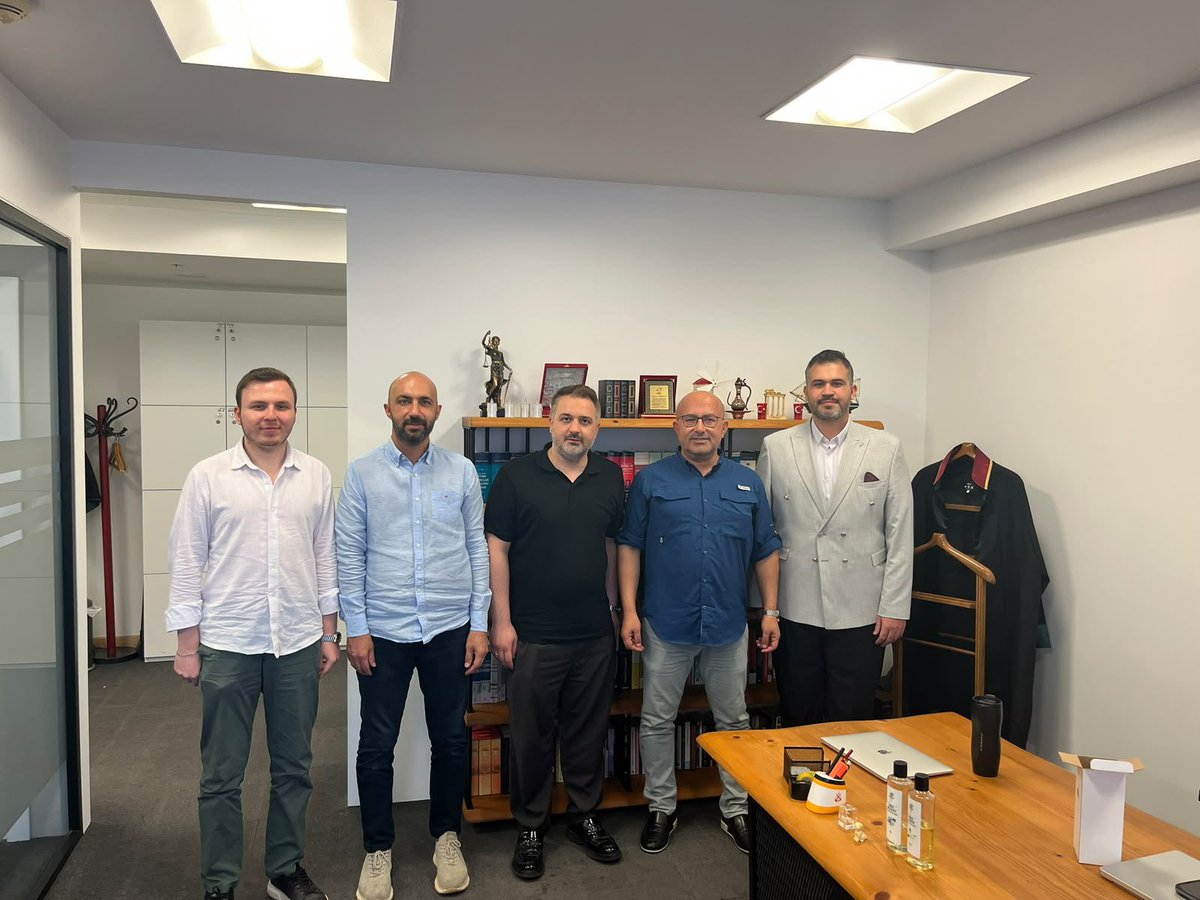 lutfigoktass's tweet photo. 📍Üsküdar

Üsküdar ilçemizde çok değerli hukukçularımızı ziyaret ederek hasbihal ettik. Bizleri misafir eden ve seçim hukukunda desteklerini esirgemeyen meslektaşlarımıza teşekkür ederiz.

@abdullahozdemir 
@akpartiistanbul 
@mtalhakor 
@Menessavas 
@ak_uskudar https://t.co/eymznnN33e
