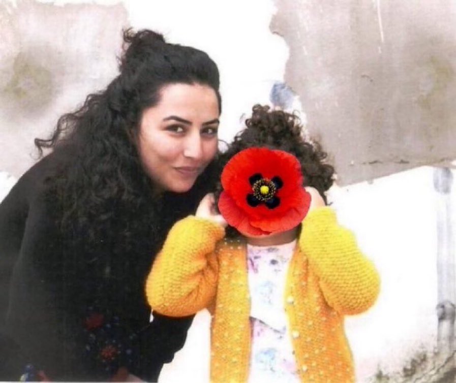 Tutsak_Bebek's tweet photo. KOCAELİ

Gazeteci Gazel Bulut, mesleğini yaptığı sıradaki faaliyetleri  çarpıtılarak suç gibi gösterildiği için 7 yıldır Kandıra  Cezaevi'nde. Gazel Bulut, tutuklanıp hapse gönderildiğinde kızı Çiğdem Arjin, 1,5 yaşındaydı. İlkokula başlayan Çiğdem Arjin annesiz bir bebeklik döneminin ardından yine annesiz bir çocukluk geçiriyor. 
@GultekinBerkant 

#KHKZulmüneSon