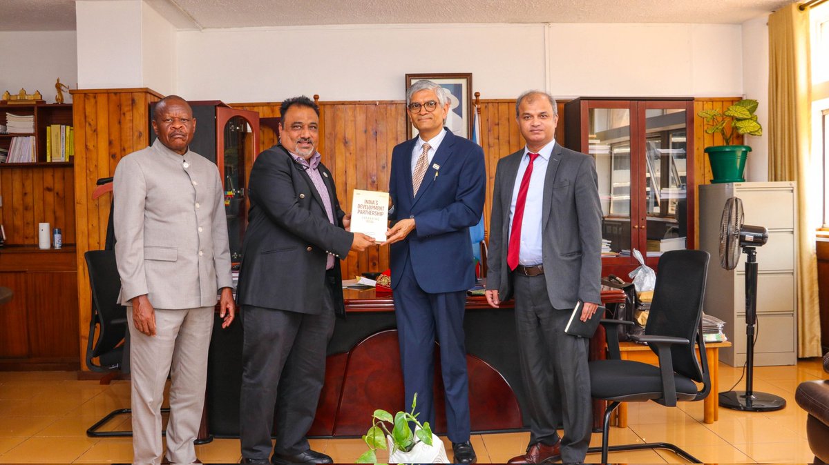 aramanz1's tweet photo. Hon @STanna444  Minister for @mtic_uganda  met with India's High Commissioner H.E. @UpendraSRawat at the Ministry. 

The meeting was focused on leveraging long‑standing ties to tackle the trade imbalance, boost investment, and drive Uganda’s Ten‑Fold Growth Strategy. https://t.co/7VxLwtVbJ2