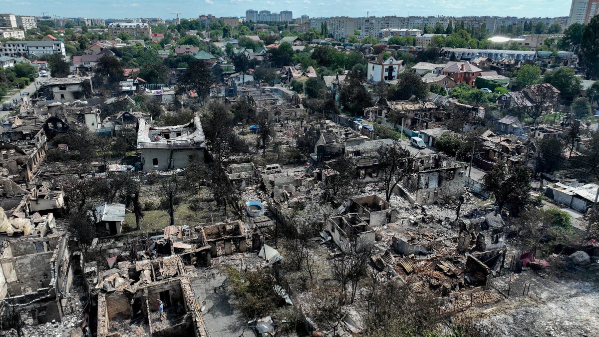 grntmedia's tweet photo. У Вишневому 6 липня під атакою росіян був склад боєприпасів одного з підприємств «Укроборонпрому», — Зеленський.

Про це він сказав під час спілкування із журналістами.

«Є кримінальна справа, винні люди будуть притягнуті до кримінальної відповідальності, і, безумовно, будуть звільнення в “Укроборонпромі”» — сказав Зеленський.

▪️Раніше у ЗСУ повідомили, що об'єкт у Вишневому не належав до сфери управління Збройних сил. Водночас там наголосили, що заборона розміщувати склади боєприпасів та інші подібні об'єкти поблизу житлової забудови залишається чинною.