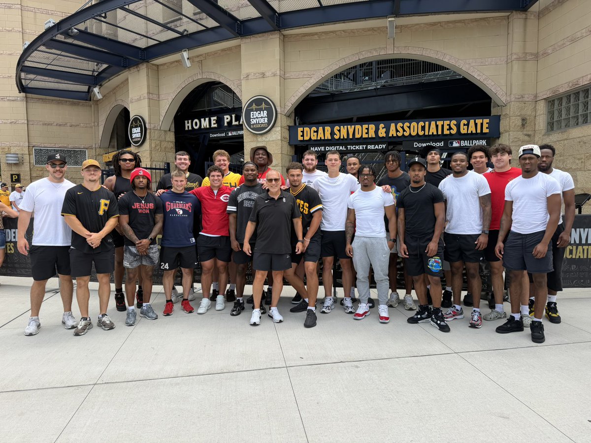 ysufootball's tweet photo. 𝐓𝐚𝐤𝐞 𝐔𝐬 𝐎𝐮𝐭 𝐭𝐨 𝐭𝐡𝐞 𝐁𝐚𝐥𝐥𝐠𝐚𝐦𝐞! 🐧🏈

Perfect afternoon to spend in Pittsburgh watching the @Pirates ⚾️

#GoGuins https://t.co/hCrAwe601c