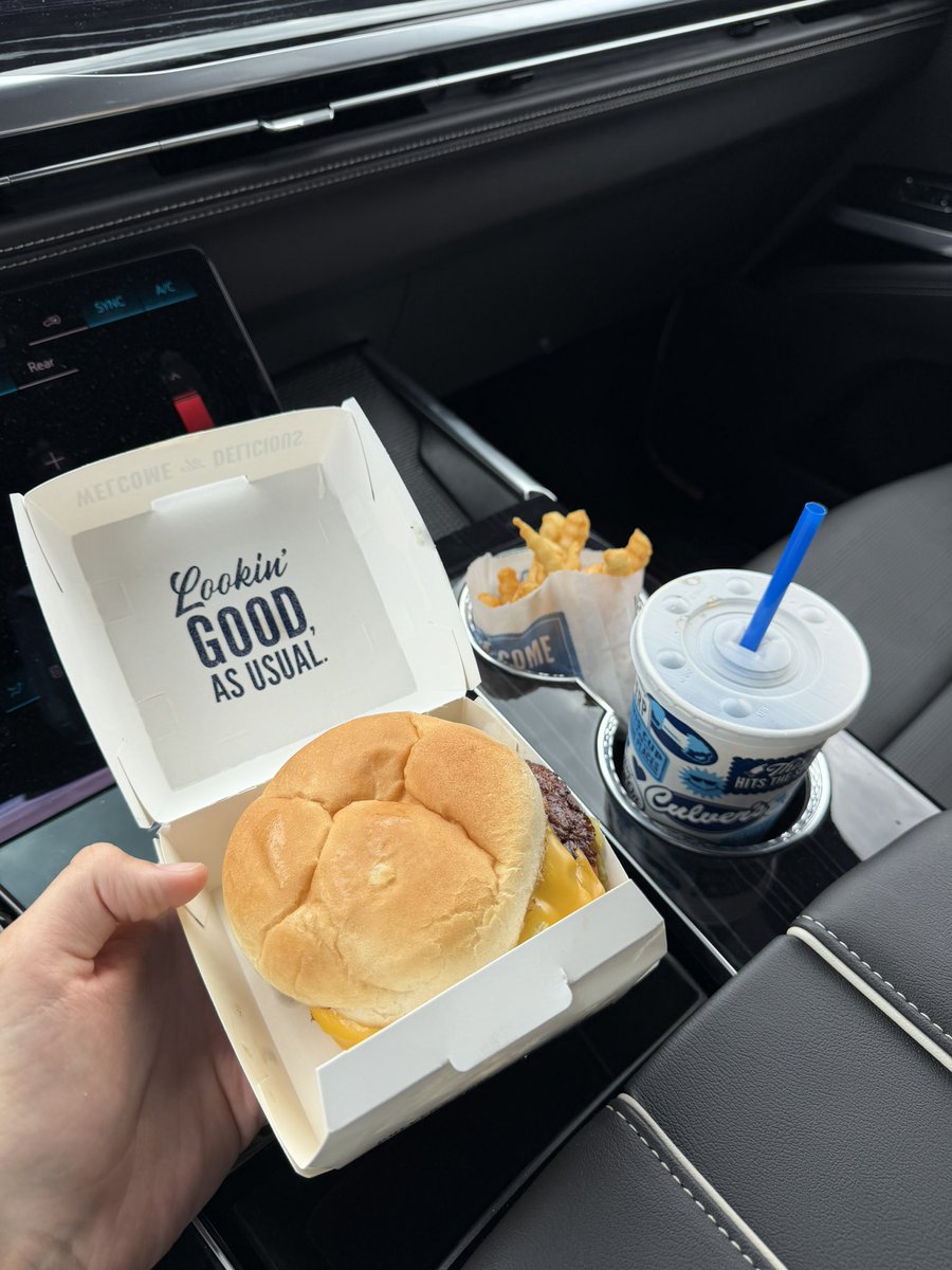 jayturner0's tweet photo. Some of us live differently. #Culvers #Handdox #WhiteBoyInDadsCar https://t.co/zB1ME7oHWr