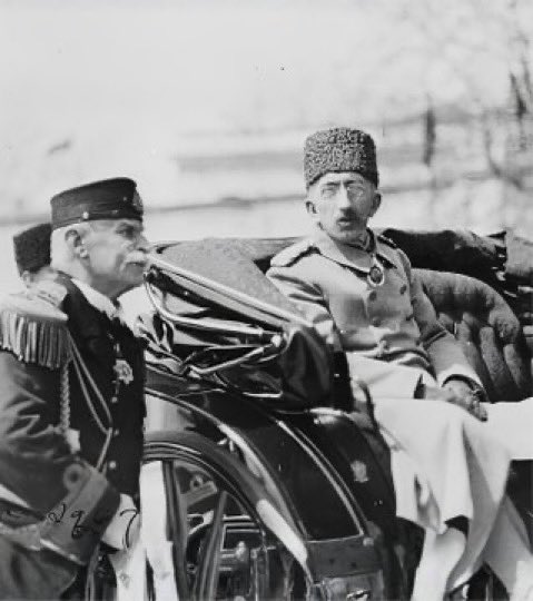 migferhaber's tweet photo. 8. sınıf ders kitaplarından, son Osmanlı padişahı Vahdettin’in İngiliz gemisiyle ülkeyi terk ettiği bilgisi çıkarıldı. https://t.co/T88J20bc6H