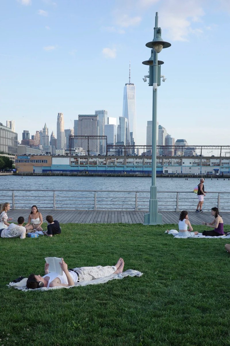 Wanderingrrr's tweet photo. New York in the summer. https://t.co/g4bij0l3hY