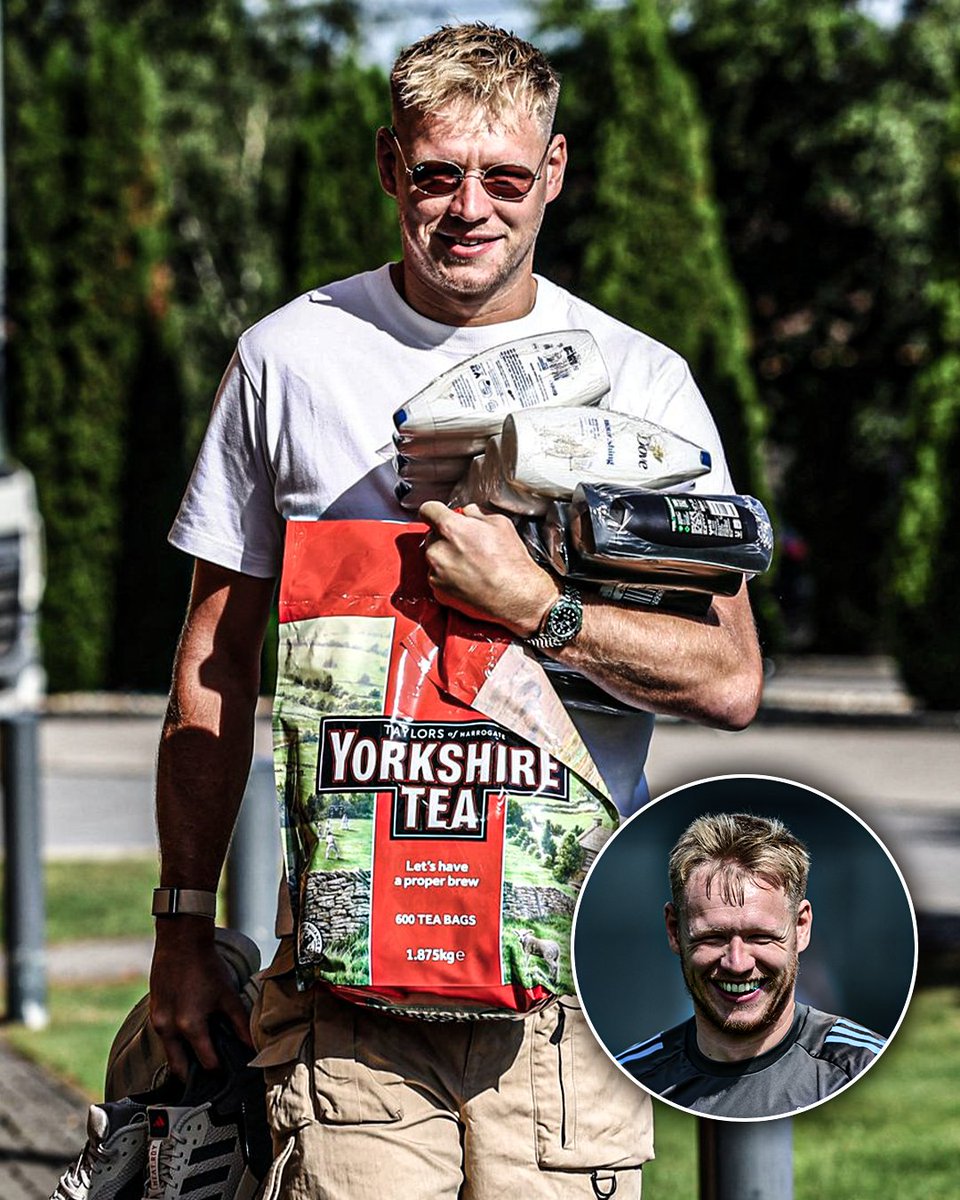 ESPNUK's tweet photo. Aaron Ramsdale arriving at training with the essentials 😂🛒 https://t.co/H4qT1c9b86