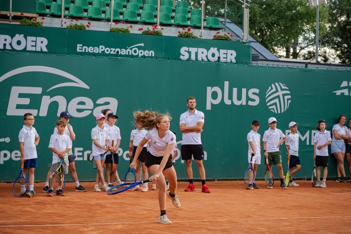 SPORT_GOV_PL's tweet photo. 🎾 Tenisowe Orły lądują w Wielkopolsce! Minister sportu i turystyki @KubaRutnicki  w czwartek poinformował o przyznaniu ponad 1️⃣1️⃣ mln zł na rozwój infrastruktury tenisowej w regionie. Wsparcie trafi do:

✅ Park Tenisowy Olimpia w Poznaniu: 2 429 100 zł.
✅ Organizacja Środowiskowa Akademickiego Związku Sportowego w Poznaniu: 4 873 000 zł.
✅ Gmina Pobiedziska: 2 782 300 zł.
✅ Poznań: 958 200 zł.

🌱 Pracujemy nad tym, aby sukcesy reprezentantek i reprezentantów Polski w tenisie miały jeszcze mocniejsze fundamenty.

@PremierRP @pzt_tenis @wuw_poznan 

#RobimyNieGadamy #TworzymyPolskiSport🇵🇱