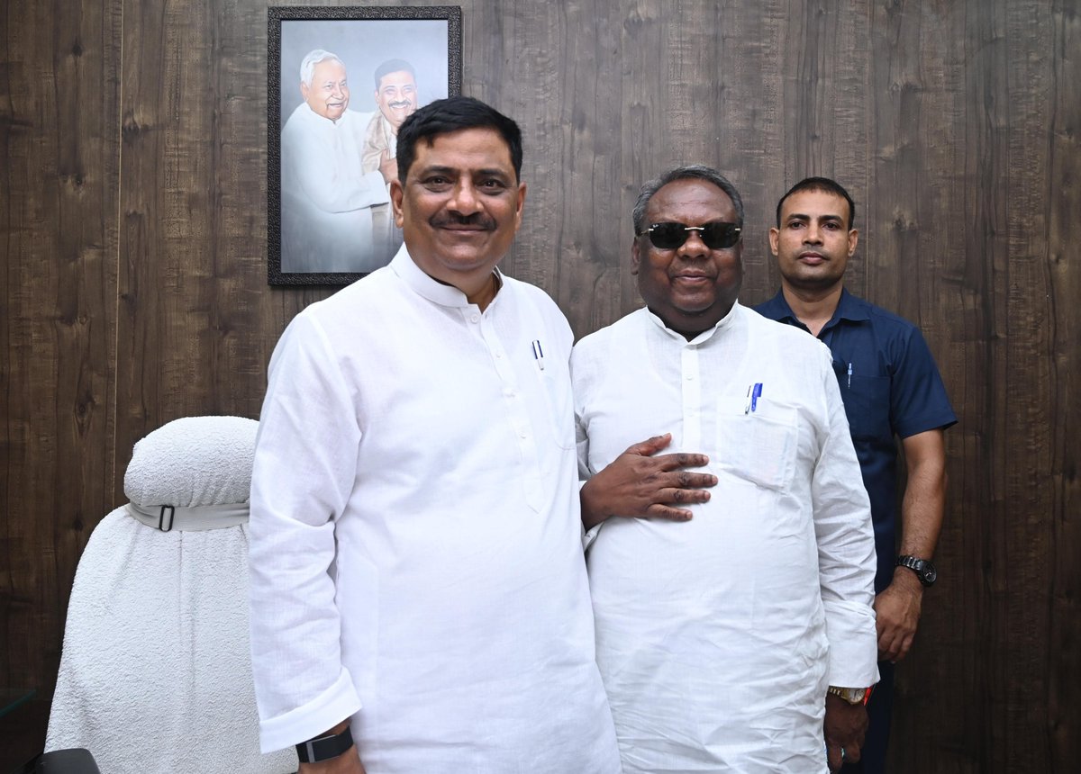 SanjayJhaBihar's tweet photo. आज पटना स्थित आवास पर विभिन्न जनप्रतिनिधियों से अलग-अलग मुलाकात हुई।

इस दौरान क्षेत्र के विकास तथा पार्टी संगठन से जुड़े विभिन्न विषयों पर सार्थक चर्चा हुई।

मुलाकात ���रने वालों में विधान पार्षद सदस्य माननीया श्रीमती शिवरानी प्रजापति एवं माननीय विधायकगण श्री दुलाल चंद्र गोस्वामी (कदवा);  डॉ मंजरि�� मृणाल (वारिसनगर); श्री अरुण मांझी (मसौढ़ी); श्री ईश्वर मंडल (दरभंगा ग्रामीण); श्री गोपाल अग्रवाल (ठाकुरगंज) व श्री विजय सिंह निषाद (बरारी) रहे।

1/2

@IshwarMandalJDU