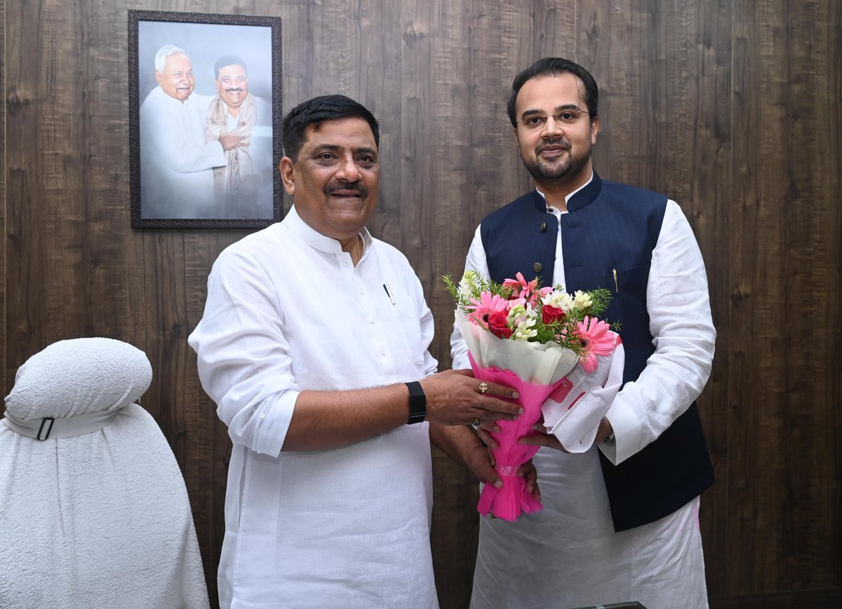 SanjayJhaBihar's tweet photo. आज पटना स्थित आवास पर विभिन्न जनप्रतिनिधियों से अलग-अलग मुलाकात हुई।

इस दौरान क्षेत्र के विकास तथा पार्टी संगठन से जुड़े विभिन्न विषयों पर सार्थक चर्चा हुई।

मुलाकात ���रने वालों में विधान पार्षद सदस्य माननीया श्रीमती शिवरानी प्रजापति एवं माननीय विधायकगण श्री दुलाल चंद्र गोस्वामी (कदवा);  डॉ मंजरि�� मृणाल (वारिसनगर); श्री अरुण मांझी (मसौढ़ी); श्री ईश्वर मंडल (दरभंगा ग्रामीण); श्री गोपाल अग्रवाल (ठाकुरगंज) व श्री विजय सिंह निषाद (बरारी) रहे।

1/2

@IshwarMandalJDU