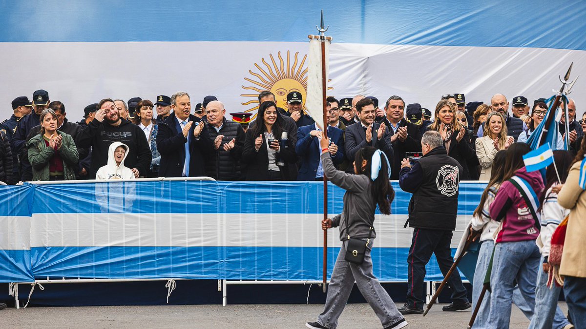 CascallaresPJ's tweet photo. Durante el desfile cívico militar y tradicionalista de hoy en Longchamps también mostramos gran parte del nuevo equipamiento municipal a nuestros vecinos.

¡Este 9 de julio y siempre celebremos nuestro amor por la Patria que junto al Pueblo es lo mejor que tenemos!

#BrownConVos
#DiaDeLaIndependencia