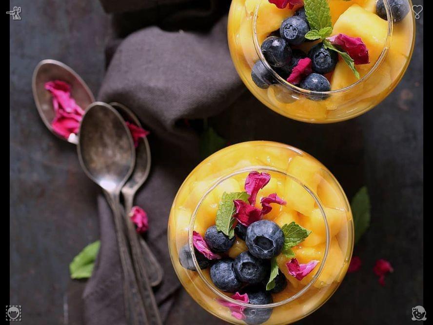 Chodox67's tweet photo. Inspire those who have lost hope. In the twilight of summer, casual fruit sharing unfolds on lawns. Fresh berries and chilled fruits pair with laughter and conversation, creating the most relaxed seasonal evening scenes. https://t.co/DHlkysftN2