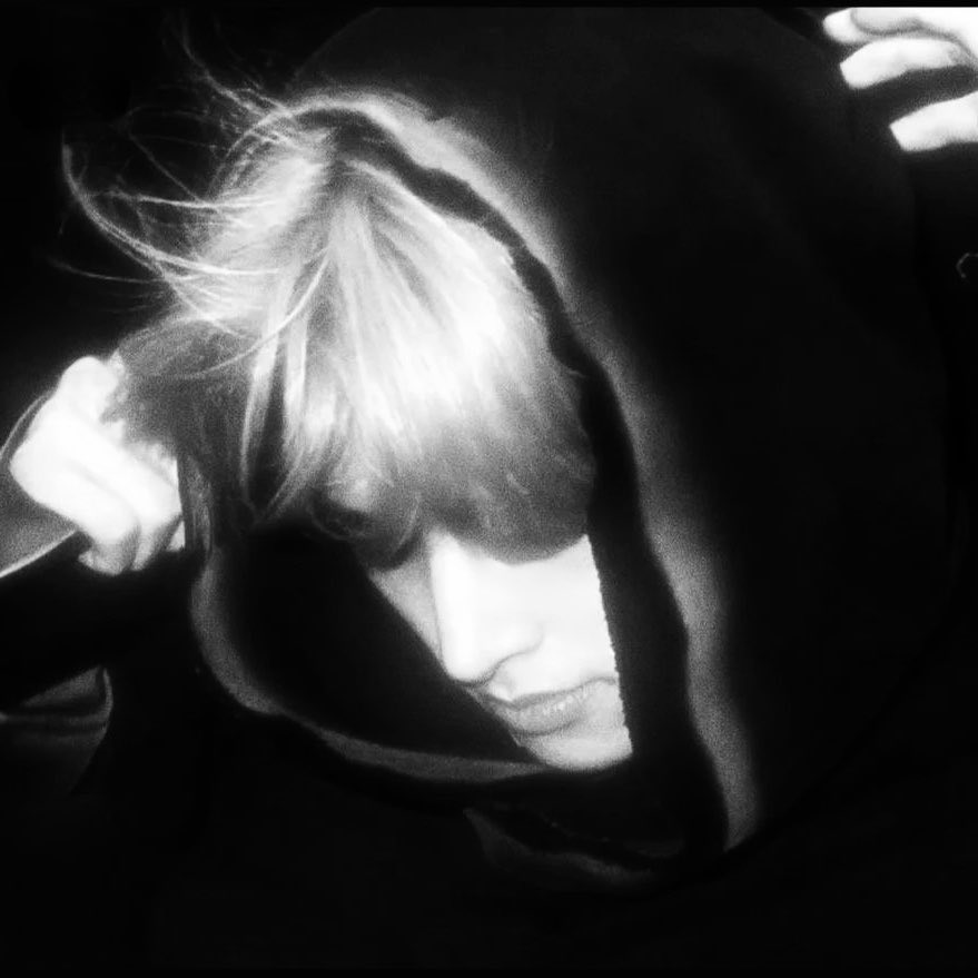 Nibelulos's tweet photo. #heejake au 🔞- Room 93

Onde o astro Lee Heeseung, membro do grupo mais famoso do mundo, ENHYPEN, se desvincula do mesmo para seguir carreira solo

Ou, onde Jaeyun e Heeseung se veem obrigados a se encontrarem as escondidas no quarto 93 em um motel no subúrbio da Coreia. https://t.co/LyFpNKI9Ox