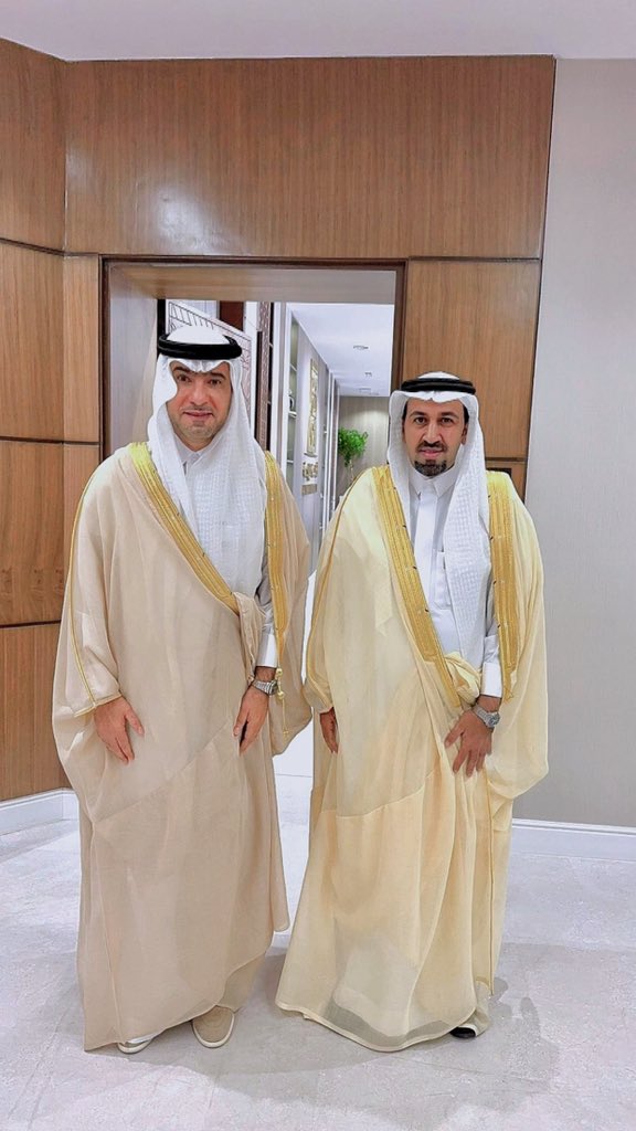 BahaChamber's tweet photo. التقى معالي وزير البلديات والإسكان الأستاذ ماجد بن عبدالله الحقيل برئيس مجلس إدارة #غرفة_الباحة أ. ماشي بن محمد العُمري، وذلك بمقر أمانة منطقة الباحة أثناء لقاء معاليه بعدد من المستثمرين في المنطقة حيث جرى استعراض أبرز التحديات والفرص الاستثمارية، وبحث سبل تعزيز البيئة الاستثمارية وتمكين القطاع الخاص، بما يواكب مستهدفات رؤية السعودية 2030.